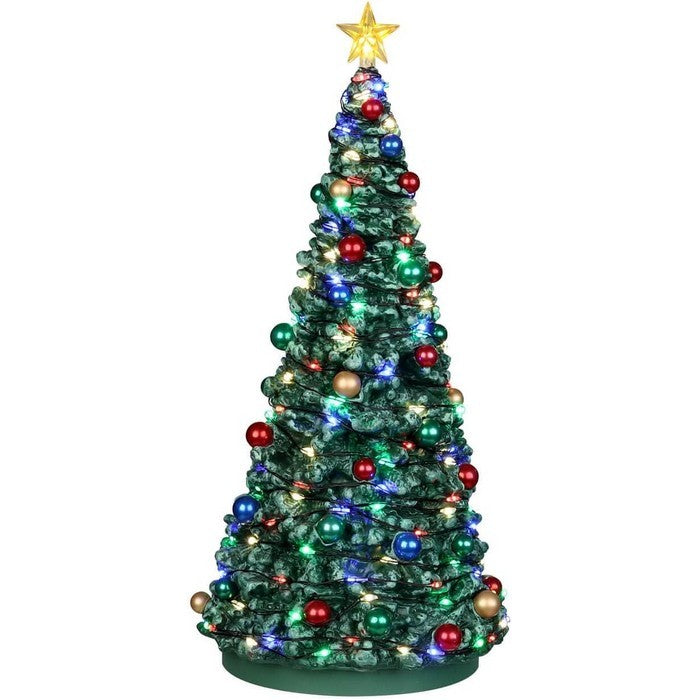 Albero di Natale addobbato per villaggio natalizio