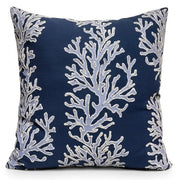 Cuscino blu e bianco con ricamo corallo marino 45x45 cm