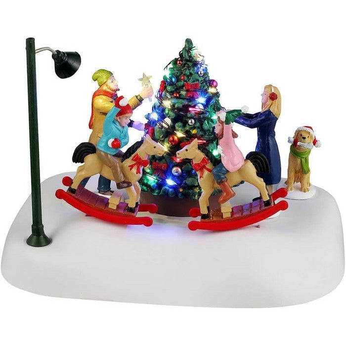 Scena Dondolando intorno all'Albero di Natale per villaggio natalizio