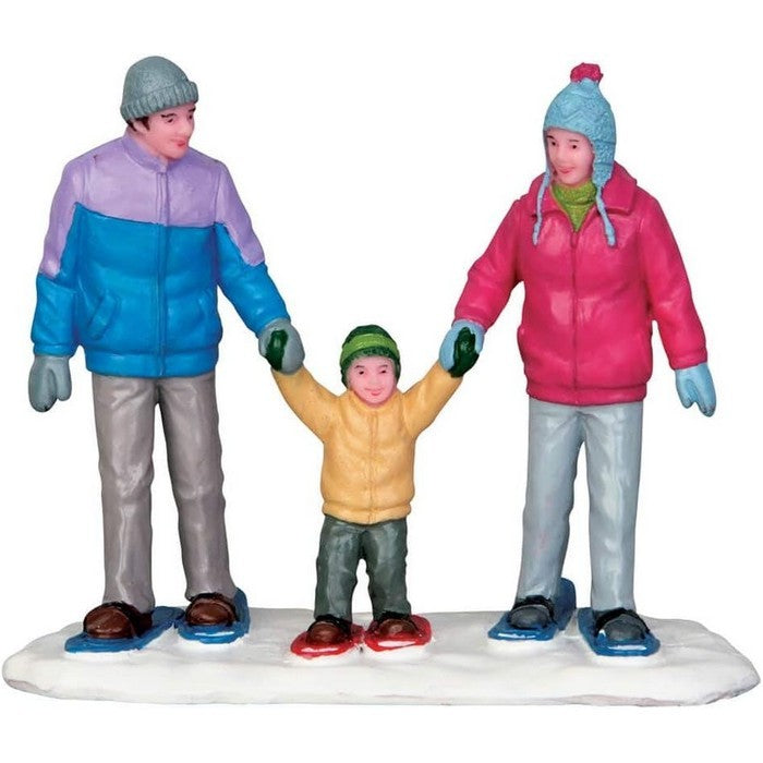 Famiglia delle ciaspole per villaggio natalizio