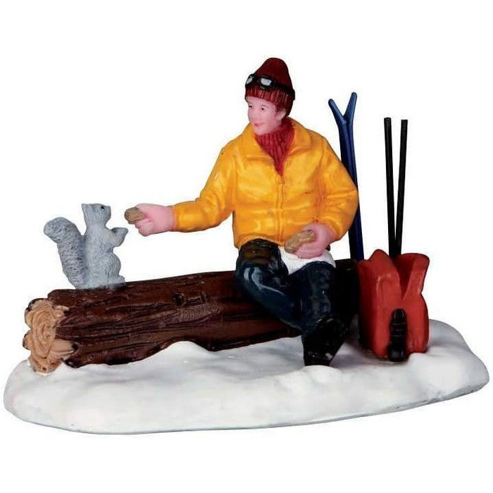 Scoiattolo che assaggia per villaggio natalizio