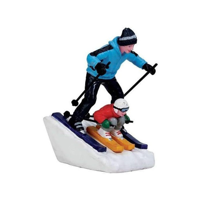 Attraversando sugli sci per villaggio natalizio