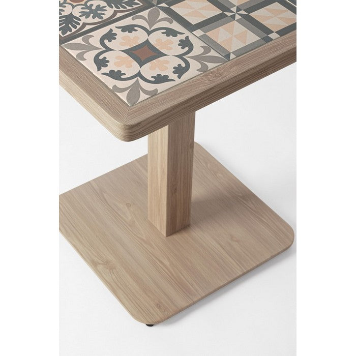 Tavolo quadrato in alluminio effetto legno, con mattonelle in porcellana 73x73 cm - Kalimera