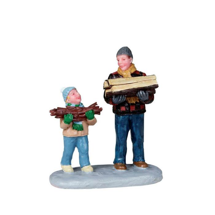 Papà e figlio con legna per villaggio natalizio - Firewood For The Hearth