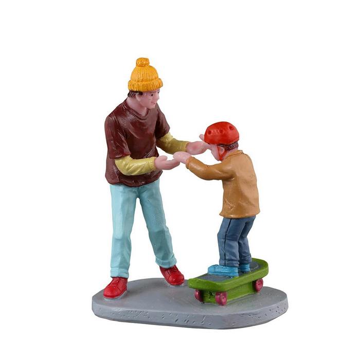 Scena con papà e figlio su skate per villaggio natalizio - Beginner Boarder