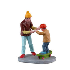 Scena con papà e figlio su skate per villaggio natalizio - Beginner Boarder