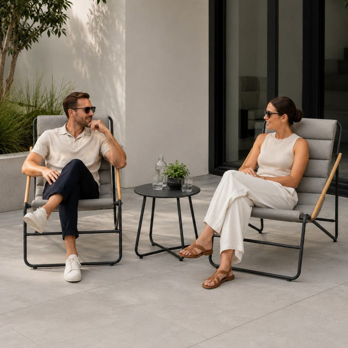 Set da giardino moderno in metallo con 2 poltrone imbottite e tavolino - Essential