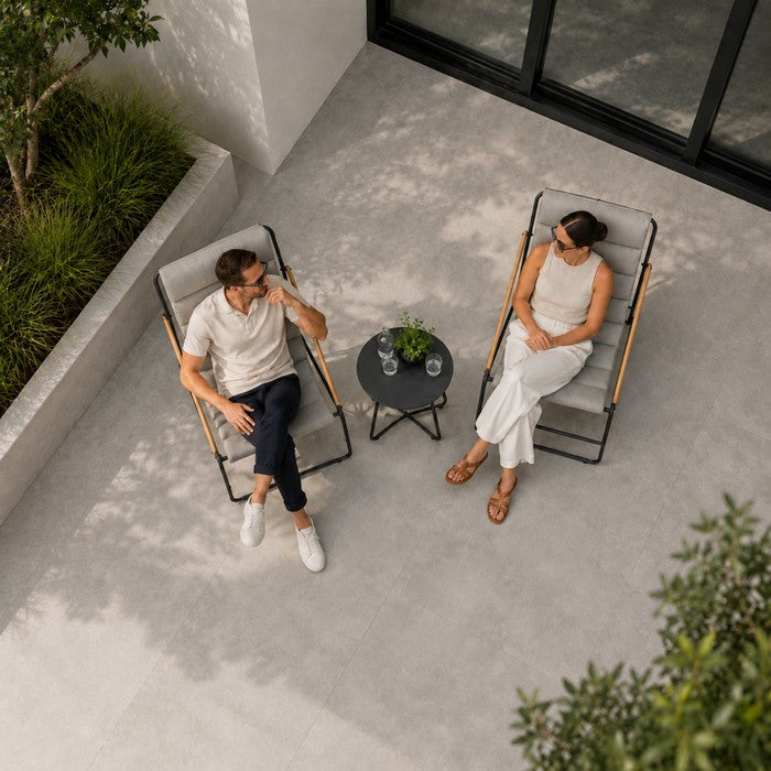 Set da giardino moderno in metallo con 2 poltrone imbottite e tavolino - Essential