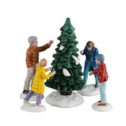 Personaggi che decorano albero per villaggio natalizio