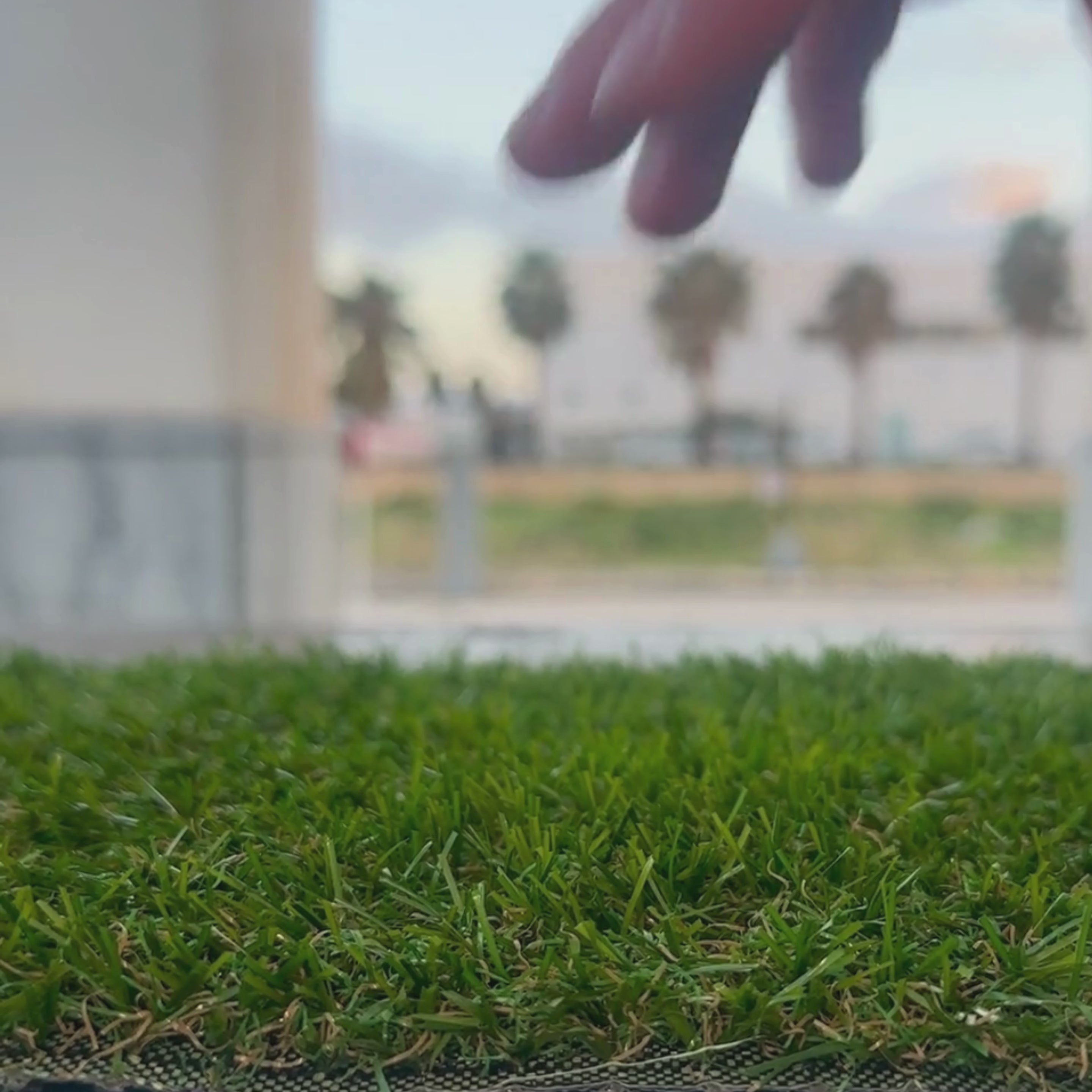 Carica video: Rotolo di Erba Sintetica 18 mm per esterni - Prato finto realistico anti-uv