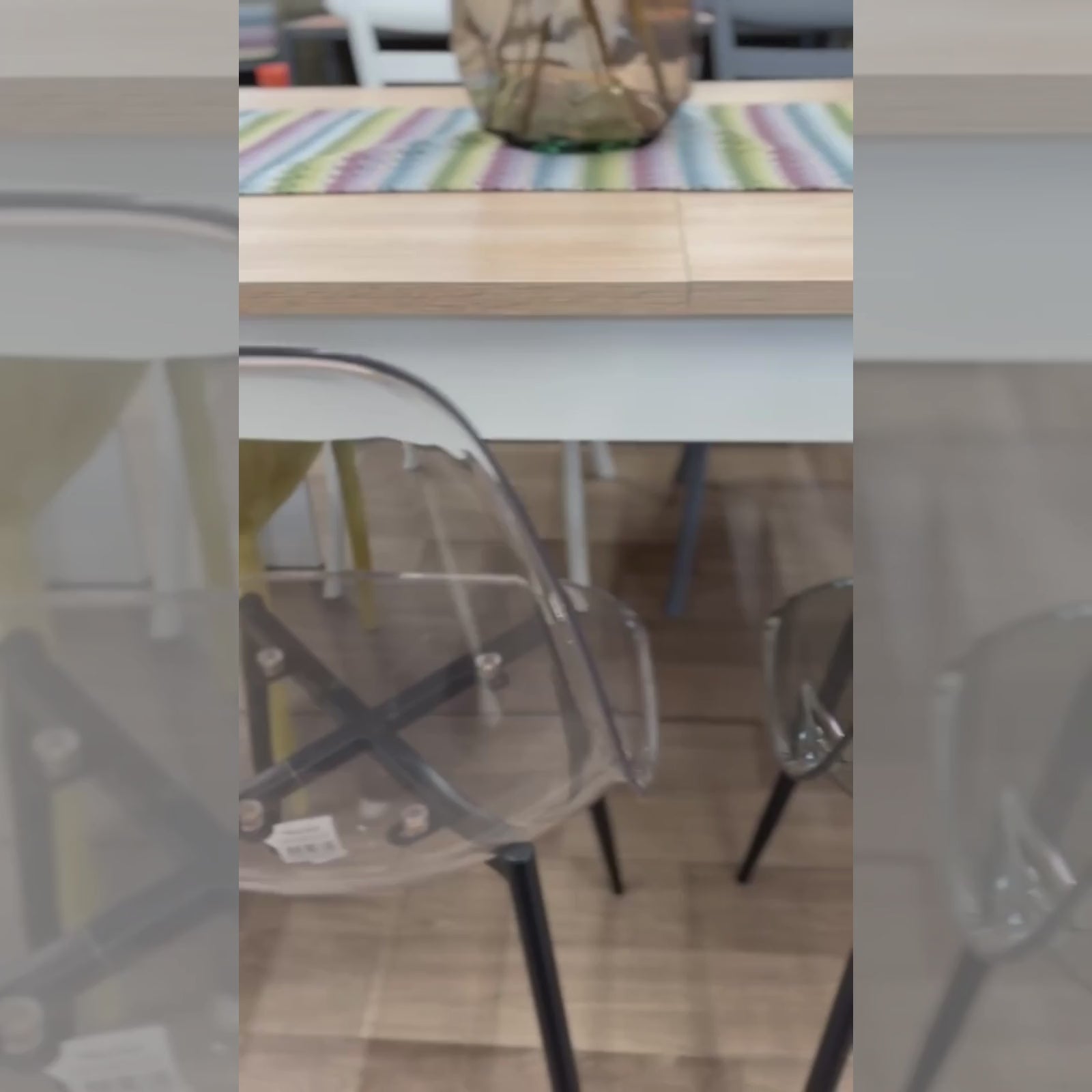 Carica video: Set 4 Sedie moderne in policarbonato con gambe in metallo nero - Beatrice