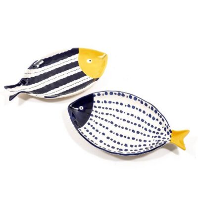 PIATTO PESCE IN CERAMICA - Piatto a forma di pesce in realizzato in ceramica, finiture assortite. Dimensioni 31,5x18x2,5 cm.