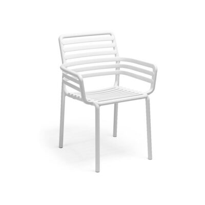 SEDIA DOGA ARMCHAIR - Fresca, leggera ed ergonomica, Doga armchair è una seduta per l’esterno in resina fiberglass ispirata