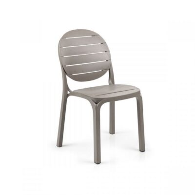 SEDIA ERICA - Erica è una sedia con seduta in resina senza braccioli che mixa il gusto dei fasci lignei della struttura alle