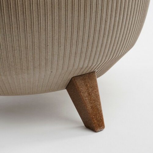 Porta-vaso rotondo con gambe in legno - Doppio vaso con supporto decorativo è realizzato in plastica riciclata. Le tre gambe